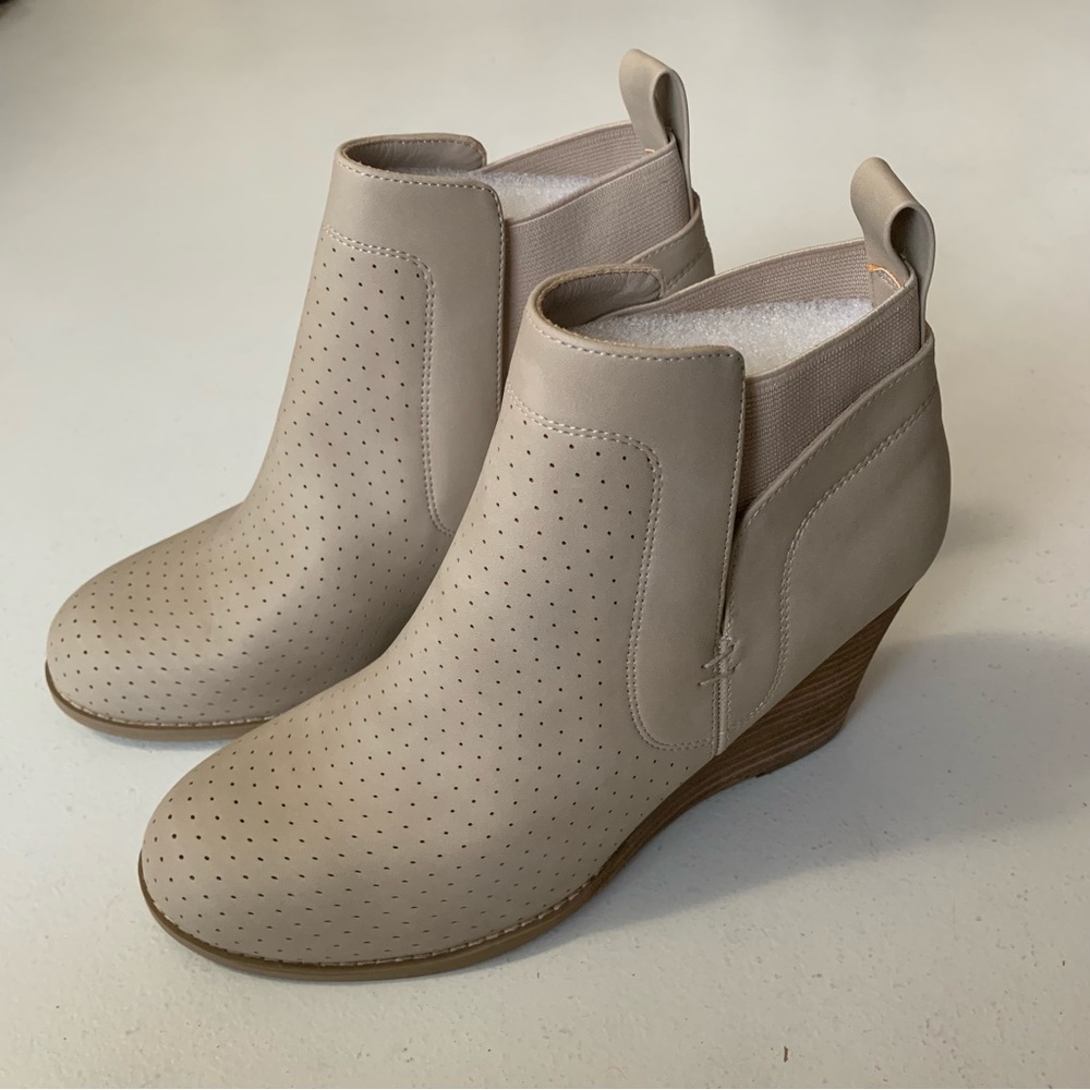 DV Dolce Vita Beige Wedge Heel Gerdy Ankle Booties Boot Size 7.5 NEW WITHOUT BOX
